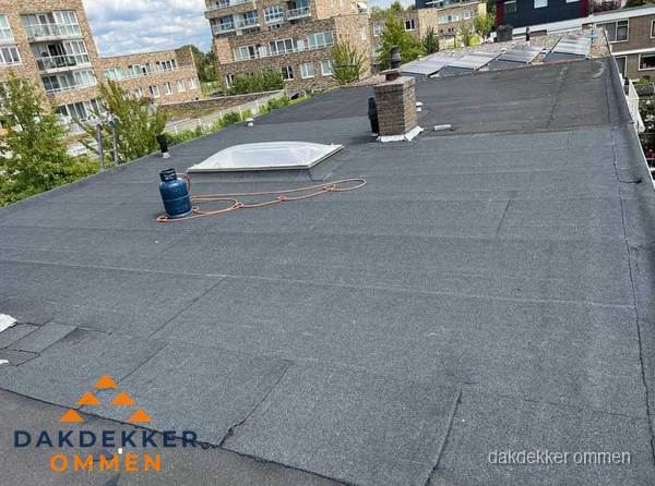 Bitumen dakbedekking op plat dak met lichtkoepel en schoorsteen in Ommen Bitumen dakbedekking op plat dak met lichtkoepel en schoorsteen in Ommen