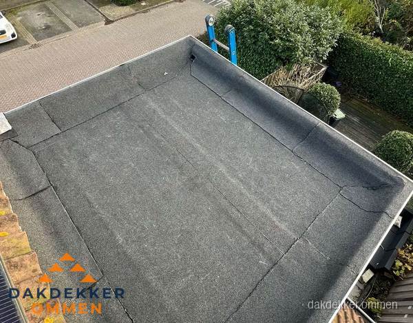 Gerenoveerd plat dak met nieuwe bitumen dakbedekking in Ommen Gerenoveerd plat dak met nieuwe bitumen dakbedekking in Ommen