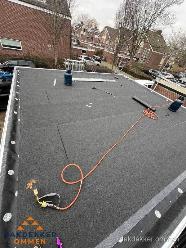 Afgewerkte dakrenovatie met bitumen op plat dak in Ommen Afgewerkte dakrenovatie met bitumen op plat dak in Ommen