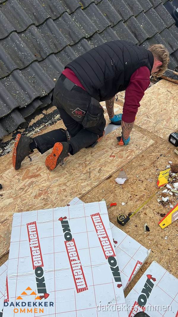 Dakdekker plaatst PIR-isolatieplaten op plat dak in Ommen Dakdekker plaatst PIR-isolatieplaten op plat dak in Ommen