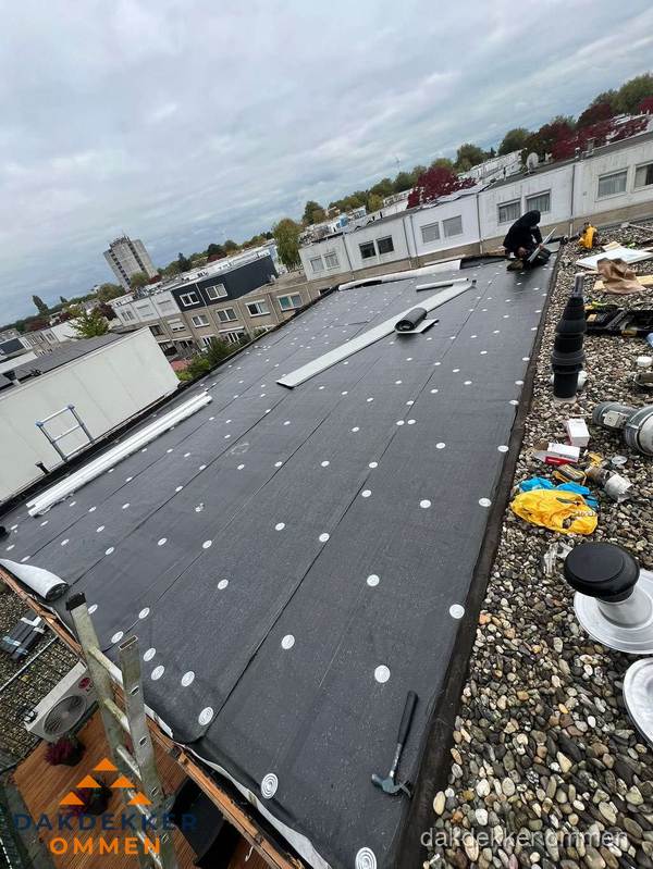 Dakleer vervangen op groot plat dak door dakdekker in Ommen Dakleer vervangen op groot plat dak door dakdekker in Ommen