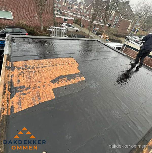 Dakdekker brengt EPDM dakbedekking aan op plat dak in Ommen Dakdekker brengt EPDM dakbedekking aan op plat dak in Ommen