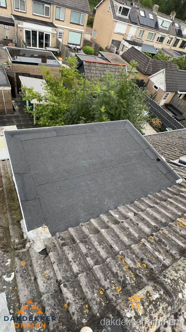 Plat dak aanbouw met bitumen dakbedekking in woonwijk Ommen Plat dak aanbouw met bitumen dakbedekking in woonwijk Ommen