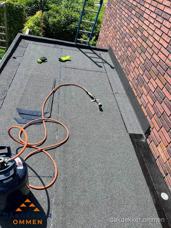 Plat dak met bitumen en brandgereedschap van dakdekkersbedrijf in Ommen Plat dak met bitumen en brandgereedschap van dakdekkersbedrijf in Ommen