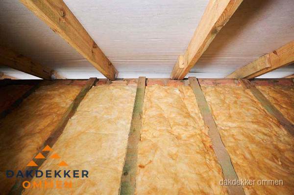 Dakisolatie met glaswol tussen dakspanten in Ommen Dakisolatie met glaswol tussen dakspanten in Ommen