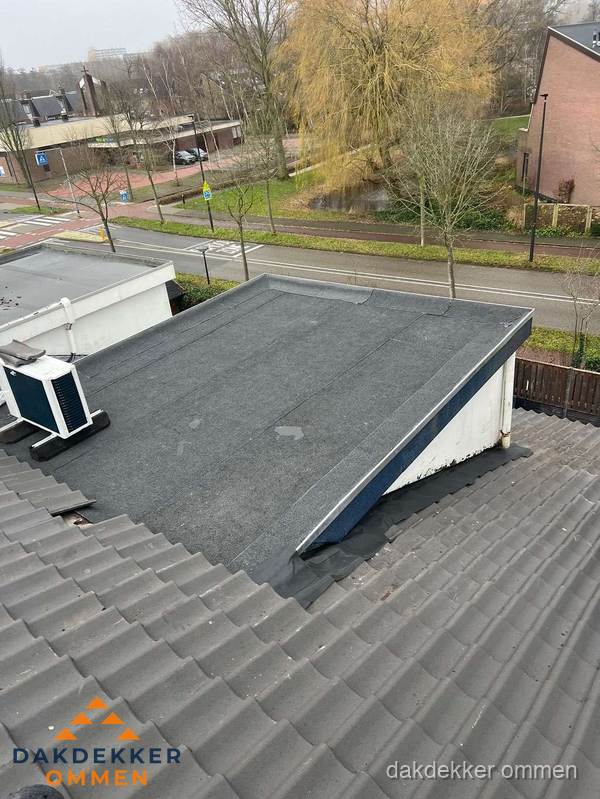Plat dak met bitumen isolatie en dakbedekking in Ommen Plat dak met bitumen isolatie en dakbedekking in Ommen