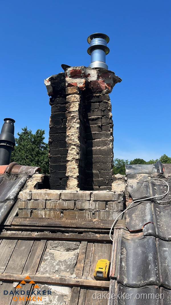 Beschadigde schoorsteen met nieuwe rookgasafvoer op oud dak in Ommen Beschadigde schoorsteen met nieuwe rookgasafvoer op oud dak in Ommen