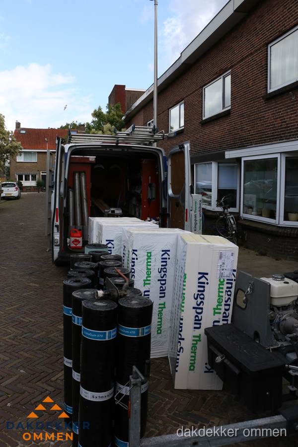 Levering van Kingspan isolatieplaten en bitumenrollen voor dakproject in Ommen