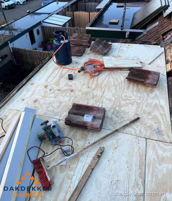 Dakreparatie werkzaamheden op plat dak met gereedschap in Ommen Dakreparatie werkzaamheden op plat dak met gereedschap in Ommen