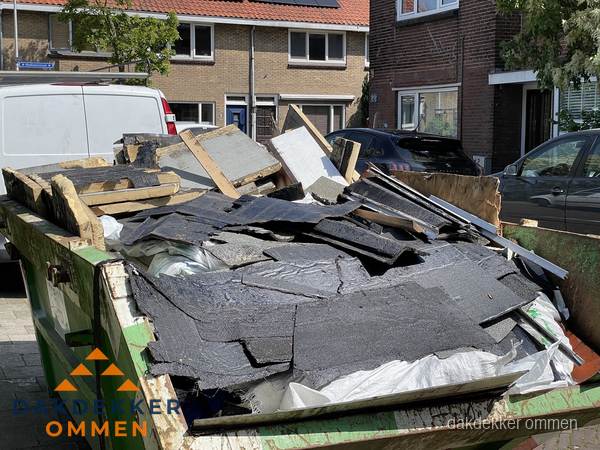 Afvalcontainer met gesloopt dakmateriaal tijdens dakkapel renovatie in Ommen Afvalcontainer met gesloopt dakmateriaal tijdens dakkapel renovatie in Ommen