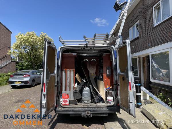 Spoed dakdekker bus met gereedschap en ladder bij woning in Ommen Spoed dakdekker bus met gereedschap en ladder bij woning in Ommen