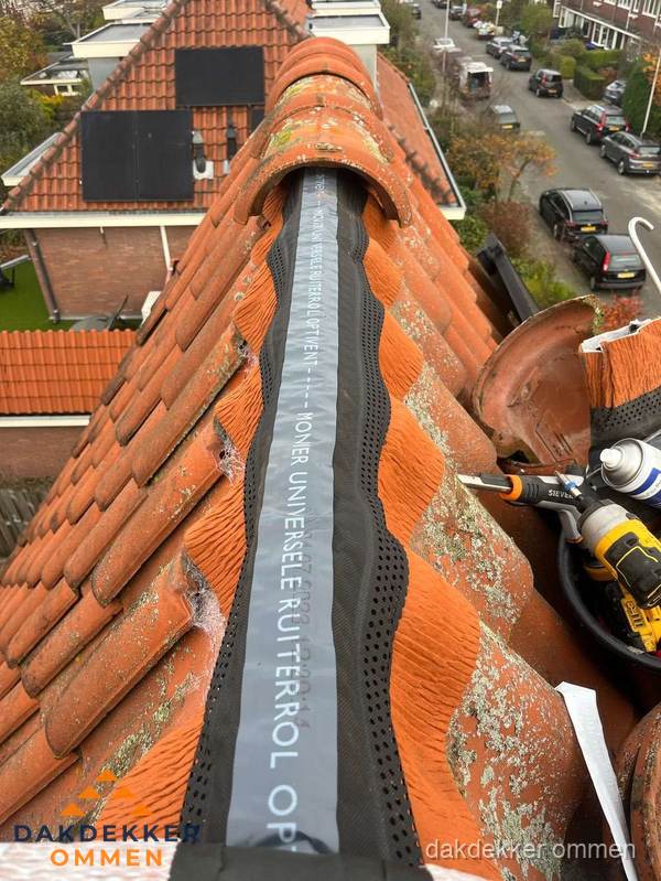 Dakdekker vervangt nokvorst met ruiterrol op pannendak in Ommen Dakdekker vervangt nokvorst met ruiterrol op pannendak in Ommen