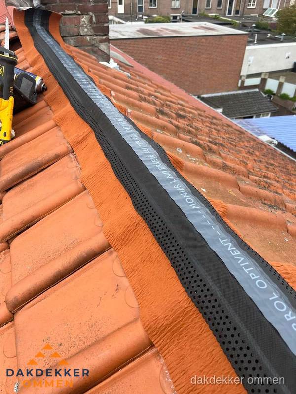 Nokventilatie installeren op hellend pannendak in Ommen