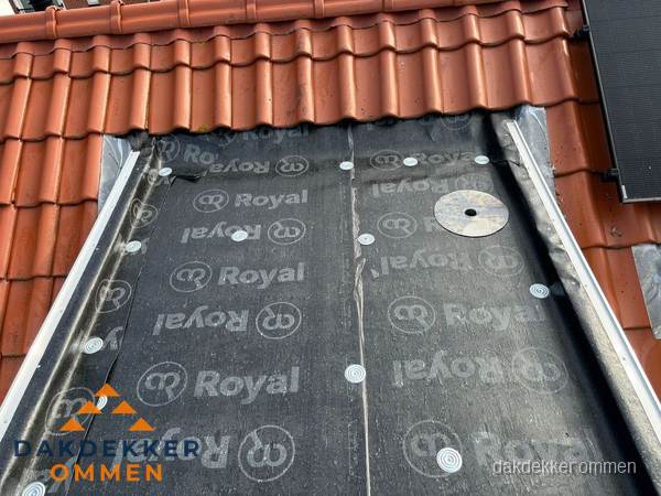 Nieuw dak met dakpannen en Royal onderlaag bij woning in Ommen Nieuw dak met dakpannen en Royal onderlaag bij woning in Ommen