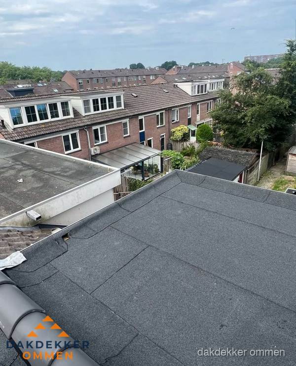 Vernieuwd plat dak met bitumen in woonwijk in Ommen Vernieuwd plat dak met bitumen in woonwijk in Ommen