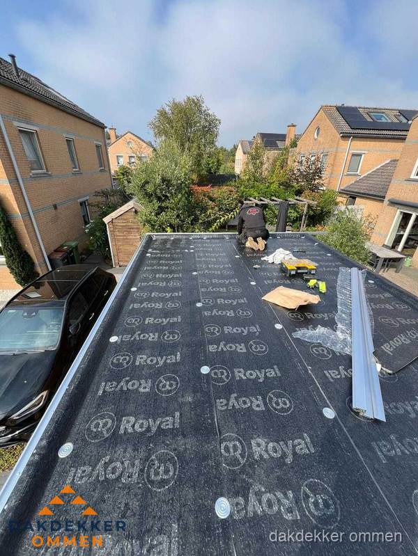 Nieuwe Royal bitumen dakbedekking op plat dak van aanbouw in Ommen Nieuwe Royal bitumen dakbedekking op plat dak van aanbouw in Ommen