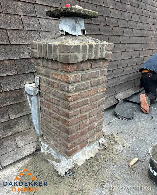 Schoorsteen reparatie met lood en voegwerk op leien dak in Ommen Schoorsteen reparatie met lood en voegwerk op leien dak in Ommen