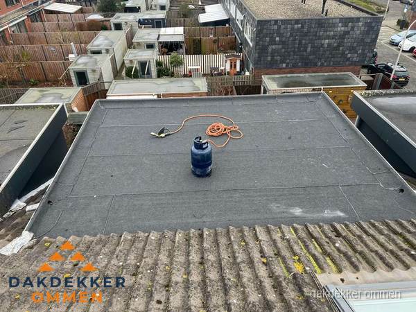 Dakreparatie plat dak met bitumen in Ommen Dakreparatie plat dak met bitumen in Ommen