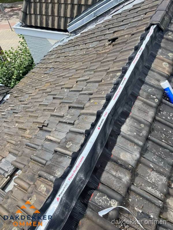 Nokvorst renovatie met Koramic nokrol op schuin pannendak in Ommen Nokvorst renovatie met Koramic nokrol op schuin pannendak in Ommen
