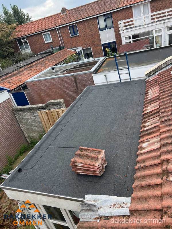 Plat dak aanbouw met bitumen naast schuin pannendak in Ommen Plat dak aanbouw met bitumen naast schuin pannendak in Ommen