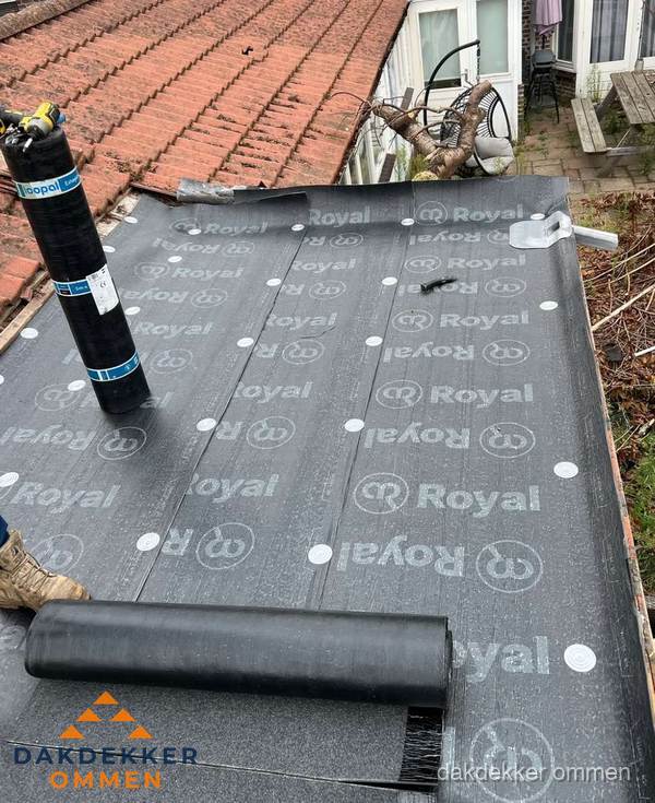 Bitumen dakbedekking leggen op plat dak aanbouw in Ommen Bitumen dakbedekking leggen op plat dak aanbouw in Ommen