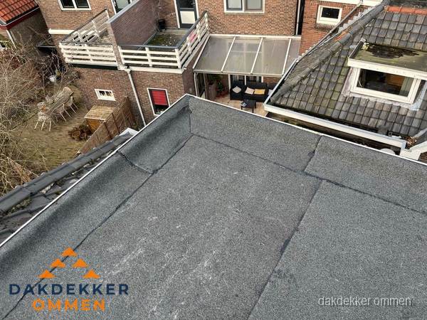Overzicht plat dak met dakgoot in woonwijk Ommen