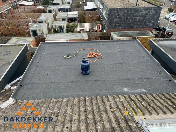 Plat dak met bitumen dakbedekking en brander in Ommen Plat dak met bitumen dakbedekking en brander in Ommen