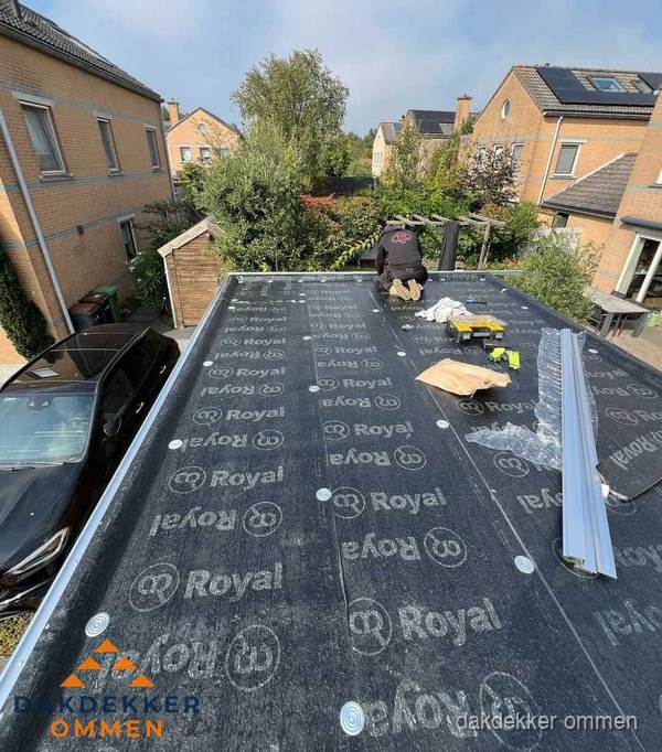 Dakdekker aan het werk op plat dak renovatie in Ommen Dakdekker aan het werk op plat dak renovatie in Ommen
