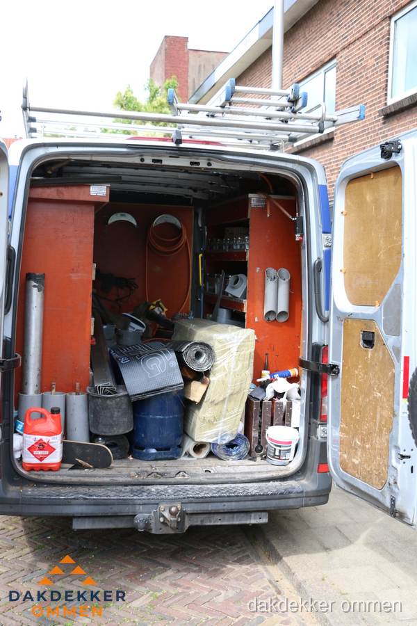 Bedrijfsbus van dakdekker met gereedschap en materialen in Ommen Bedrijfsbus van dakdekker met gereedschap en materialen in Ommen