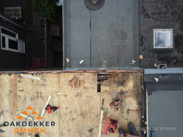 Dakschade en renovatie plat dak vanuit de lucht in Ommen Dakschade en renovatie plat dak vanuit de lucht in Ommen
