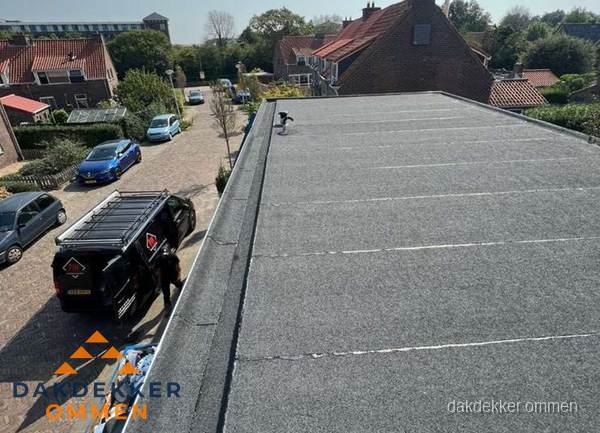 Nieuw bitumen plat dak met uitzicht over woonwijk in Ommen Nieuw bitumen plat dak met uitzicht over woonwijk in Ommen