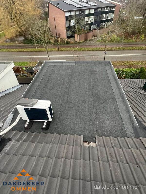 Plat dak inspectie met bitumen bedekking naast schuin pannendak in Ommen Plat dak inspectie met bitumen bedekking naast schuin pannendak in Ommen