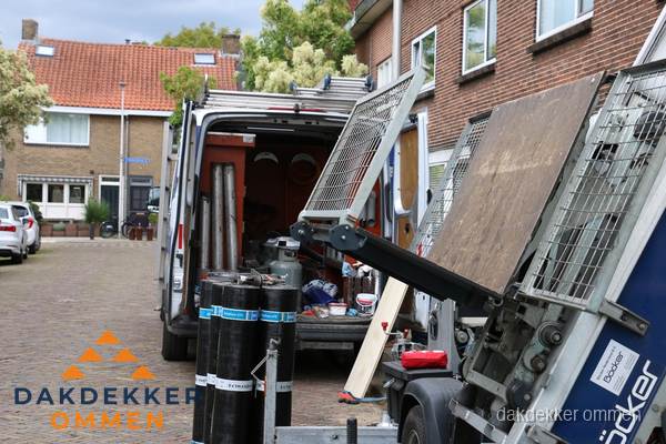 Dakdekkersbusje met materiaal en ladderlift voor dakpannen vervangen in Ommen