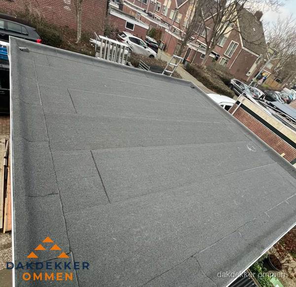 Nieuwe bitumen dakbedekking op plat dak van garage in Ommen Nieuwe bitumen dakbedekking op plat dak van garage in Ommen