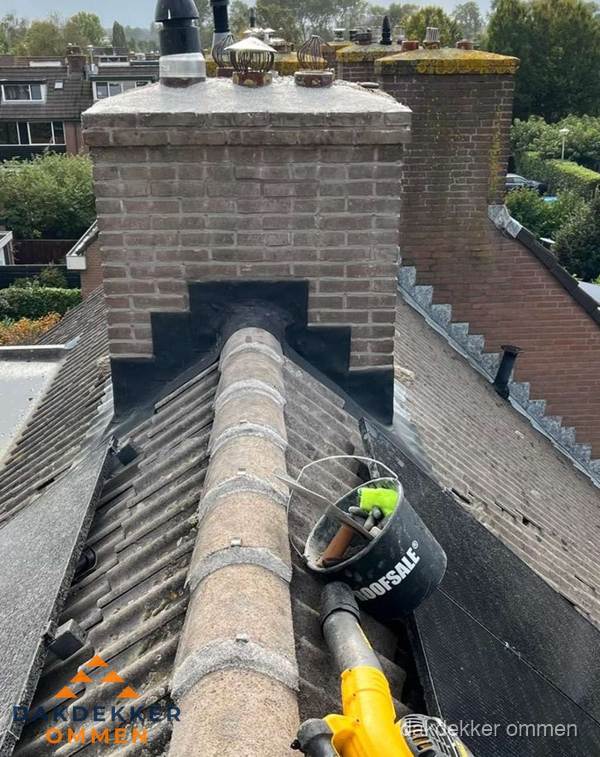 Schoorsteen met loodaansluiting en nokvorst op pannendak in Ommen Schoorsteen met loodaansluiting en nokvorst op pannendak in Ommen