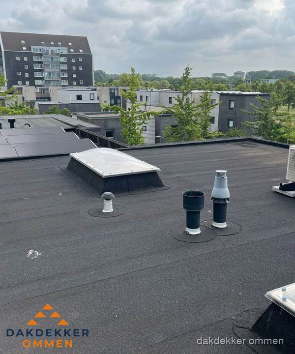 Groot plat dak met lichtkoepel en dakdoorvoeren in Ommen Groot plat dak met lichtkoepel en dakdoorvoeren in Ommen