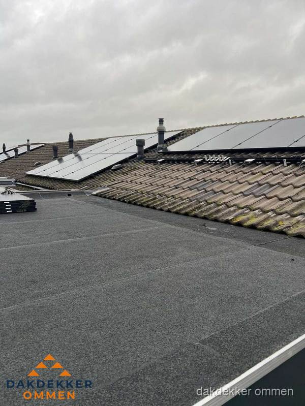 Bitumen dakbedekking op plat dak met aansluitend pannendak en zonnepanelen in Ommen Bitumen dakbedekking op plat dak met aansluitend pannendak en zonnepanelen in Ommen