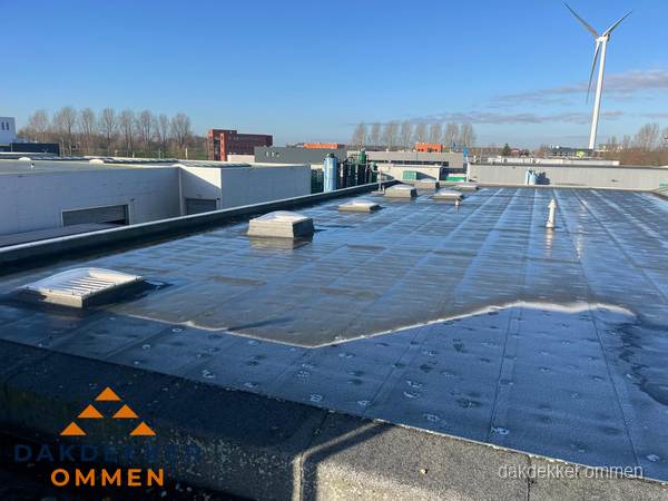 Plat dak bedrijfspand met bitumen dakbedekking en lichtkoepels in Ommen Plat dak bedrijfspand met bitumen dakbedekking en lichtkoepels in Ommen