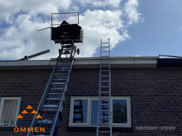 Ladderlift en ladder bij woning voor dakinspectie in Ommen Ladderlift en ladder bij woning voor dakinspectie in Ommen