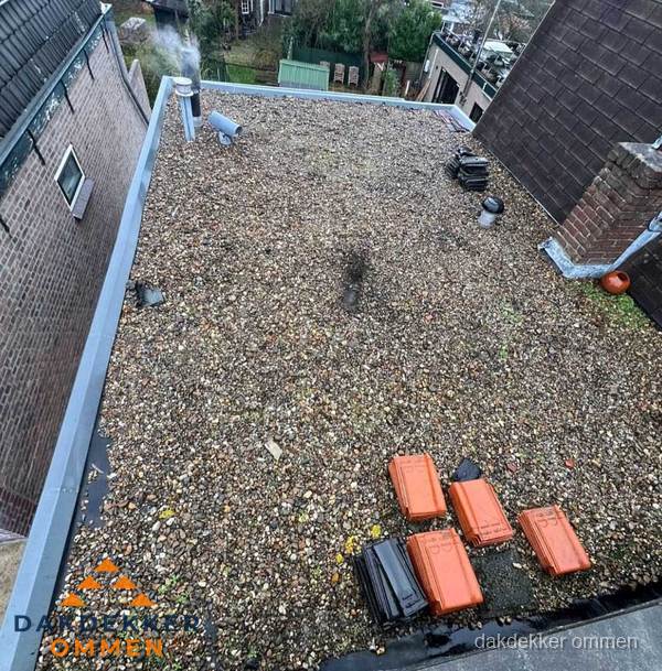 Plat dak met grindballast en dakdoorvoeren in Ommen Plat dak met grindballast en dakdoorvoeren in Ommen