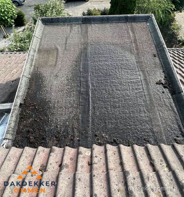 Verouderd plat dak met bitumen en slijtage voor lekkage inspectie in Ommen Verouderd plat dak met bitumen en slijtage voor lekkage inspectie in Ommen