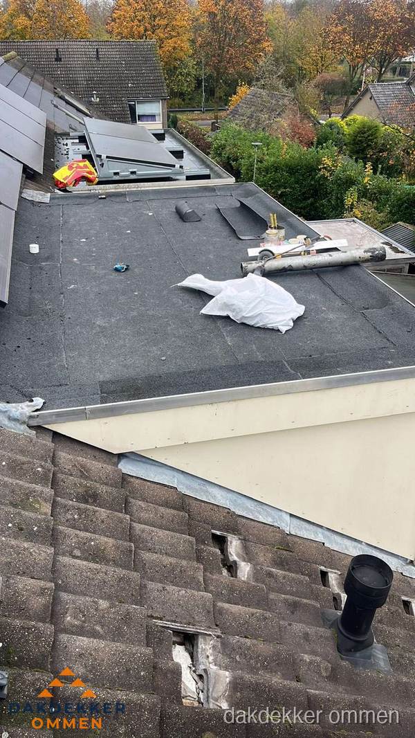 Beschadigde dakbedekking op plat dak voor reparatie in Ommen Beschadigde dakbedekking op plat dak voor reparatie in Ommen