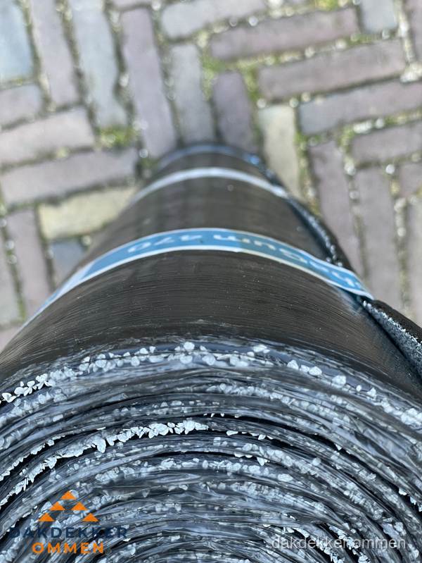 Rol bitumen dakleer met leislag voor plat dak in Ommen Rol bitumen dakleer met leislag voor plat dak in Ommen