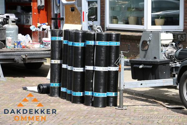 Rollen bitumen dakbedekking klaar voor daklekkage reparatie in Ommen