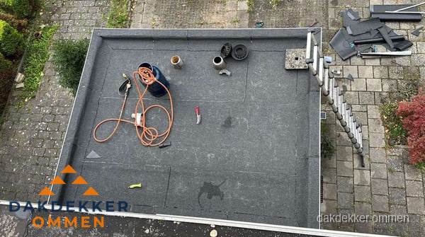 Plat dak met nieuwe bitumen bedekking in Ommen Plat dak met nieuwe bitumen bedekking in Ommen