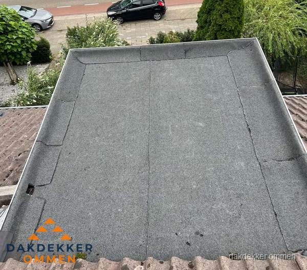 Nieuw aangebrachte bitumen dakbedekking op plat dak in Ommen Nieuw aangebrachte bitumen dakbedekking op plat dak in Ommen