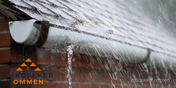 Lekkende dakgoot tijdens regenval in Ommen Lekkende dakgoot tijdens regenval in Ommen