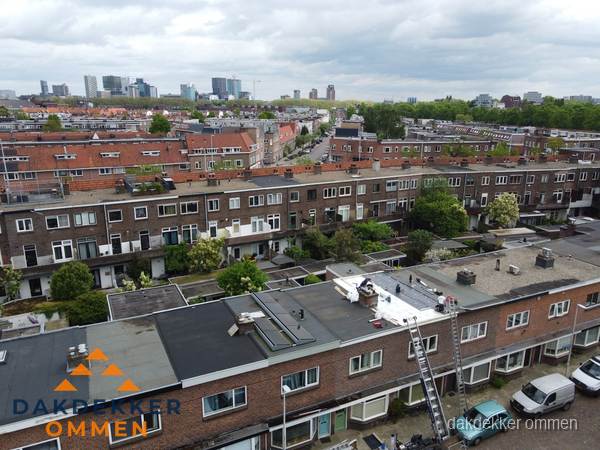 Spoed dakdekker aan het werk op plat dak in woonwijk Ommen Spoed dakdekker aan het werk op plat dak in woonwijk Ommen