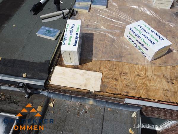 Plat dak isolatie met Kingspan isolatieplaten tijdens renovatie in Ommen Plat dak isolatie met Kingspan isolatieplaten tijdens renovatie in Ommen