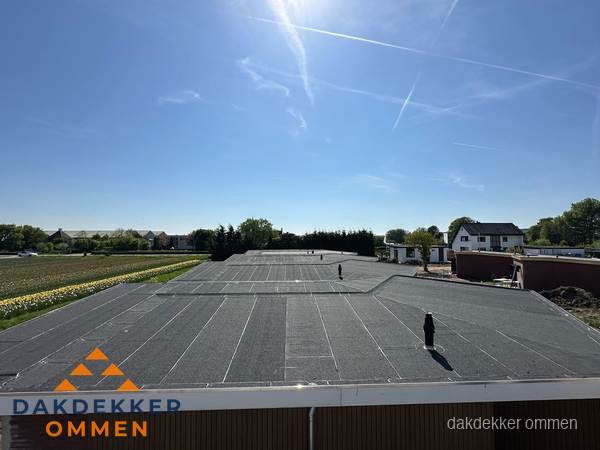 Groot plat dak met bitumen dakbedekking op bedrijfspand in Ommen Groot plat dak met bitumen dakbedekking op bedrijfspand in Ommen